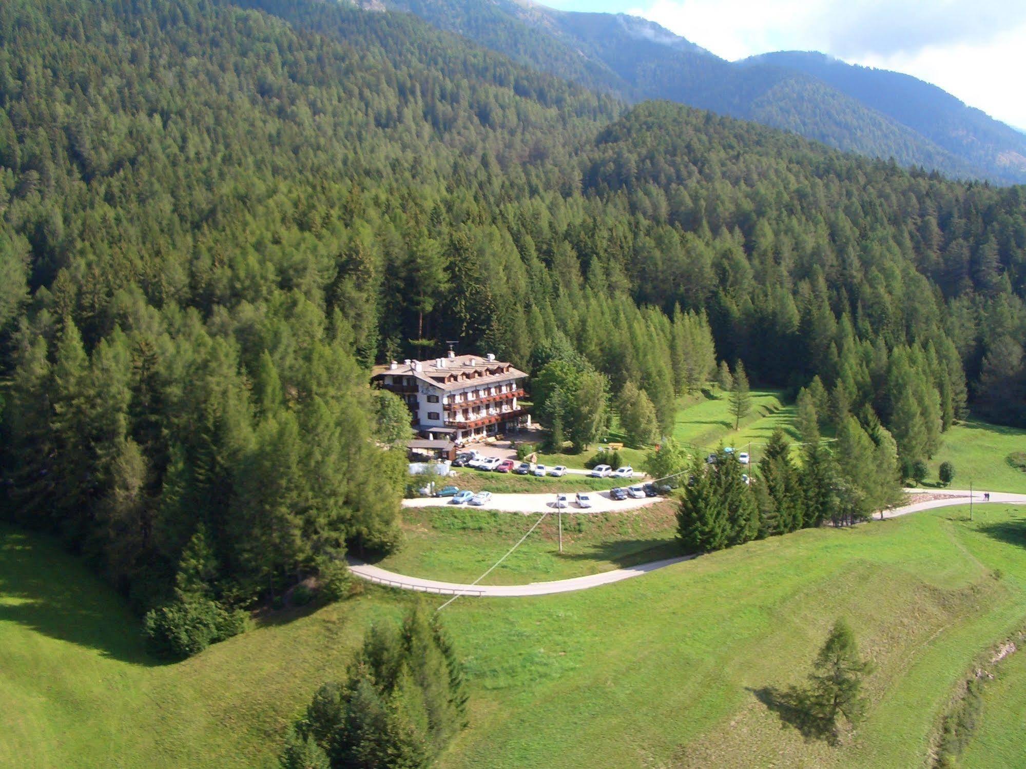 Hotel Ganzaie Val di Fiemme エクステリア 写真